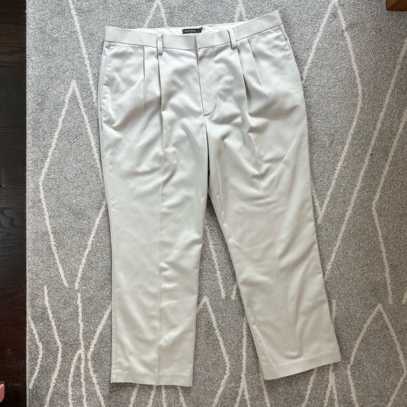 Dockers Classic Fit Pleated Front Tan Khaki Chinos - Picture 1 of 5